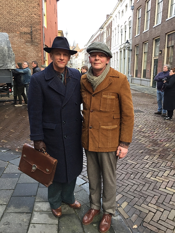 De Nederlandse acteur Peter Rene als Werkman naast de Nederlandse acteur Barry Atsma in de speelfilm Bankier van het Verzet